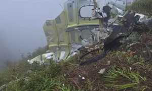 Foto yang disediakan oleh Badan Nasional Pencarian dan Penyelamatan Indonesia (BASARNAS) ini menunjukkan puing-puing pesawat turboprop ATR 42-500 di Gunung Bulusaraung, Provinsi Sulawesi Selatan, Minggu 18 Januari 2026, setelah pesawat tersebut kehilangan kontak pada Sabtu (17/1/2026). (BASARNAS via AP)