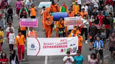 Sejumlah orang yang tergabung dari Dinas Kebersihan Jakarta menggelar aksi damai di Bundaran HI, Minggu (28/12/2014). (Liputan6.com/Faizal Fanani)