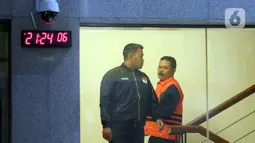 Penetapan status tersangka sekaligus melakukan penahanan Wali Kota Madiun, Maidi terkait kasus dugaan fee proyek dan pemerasan dana Corporate Social Responsibility (CSR) atau tanggung jawab sosial perusahaan di lingkungan kota Madiun. Tampak dalam foto, Wali Kota Madiun, Maidi (kanan) dijaga petugas saat menuju mobil tahanan usai pemeriksaan intensif di Gedung Merah Putih Komisi Pemberantasan Korupsi (KPK0, Jakarta, Selasa (20/1/2026). (Liputan6.com/Helmi Fithriansyah)