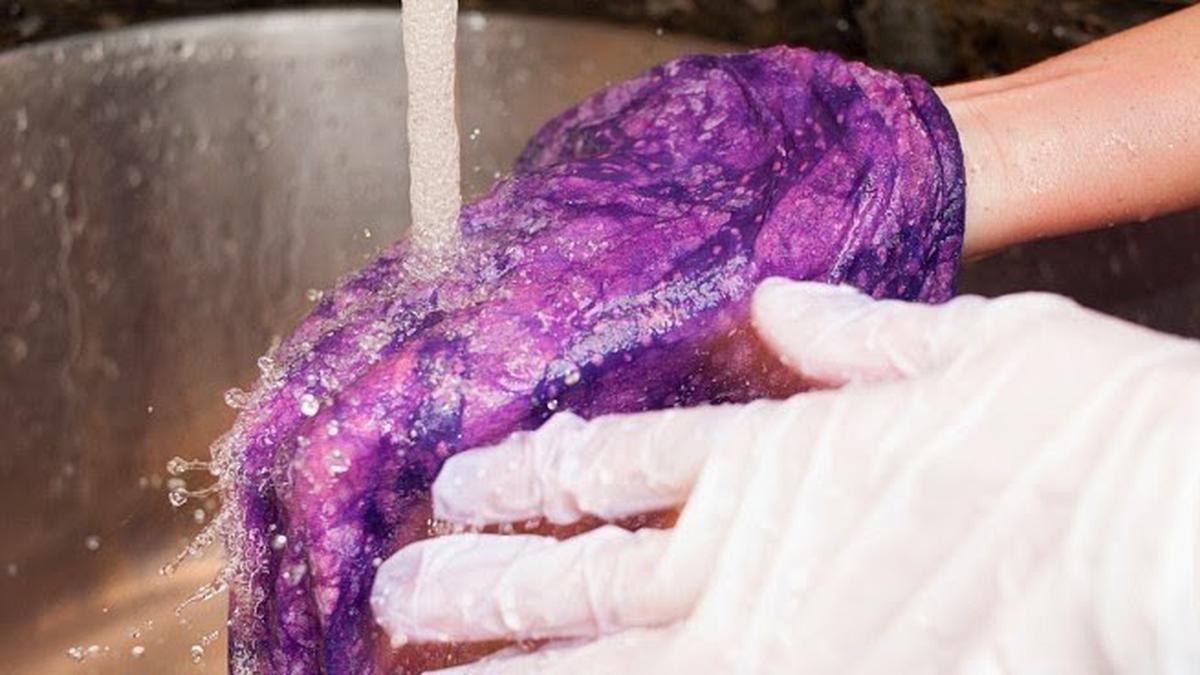 Cara Mencuci Batik yang Benar agar Warna Tetap Awet dan Tidak Luntur