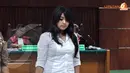 Maharani, gadis yang tertangkap tangan penyidik KPK tengah berudua dengan Fathanah di sebuah hotel beberapa bulan lalu juga dihadirkan sebagai saksi persidangan. (Liputan6 com/Danu Baharuddin)