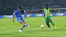 Pemain Persib Bandung, Berguinho (kiri) berusaha mencetak gol ke gawang PSBS Biak dalam laga pekan ke-18 BRI Super League 2025/2026 di Stadion GBLA, Kota Bandung, Minggu (25/1/2026) malam. (Bola.com/Erwin Snaz)
