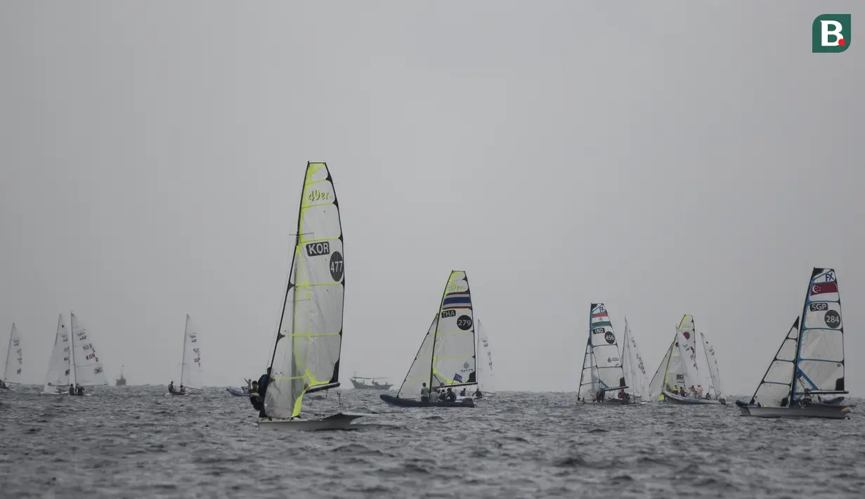 Para pelayar Asia menunggu start saat mengikuti Asian Sailing Championship di Laut Jakarta, Senin (25/6/2018). Turnamen ini merupakan uji kesiapan jelang Asian Games XVIII. (Bola.com/Vitalis Yogi Trisna)