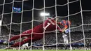 Kiper Juventus, Wojciech Szczesny, berusaha menghalau bola saat melawan Valencia pada laga Liga Champions di Stadion Mestalla, Valencia, Rabu (19/9/2018). Juventus menang 2-0 atas Valencia. (AFP/Javier Soriano)