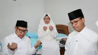 Pasangan Bacapres Anies Baswedan dan Bacawapres Muhaimin Iskandar (Cak Imin) bertemu Nyai Muhassonah Hasbullah, ibunda dari Cak Imin saat berkunjung di kompleks Pondok Pesantren (Ponpes) Mamba'ul Ma'arif Denanyar, Jombang, Jawa Timur, Jumat (29/9/2023). (Dok. Tim PKB)
