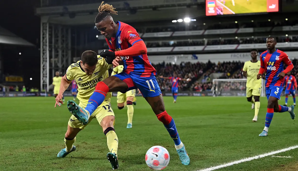Laga dimulai dengan tempo sedang. Crystal Palace yang menggunakan taktik garis tekan tinggi membuat Arsenal sulit mengembangkan permainannya. (AFP/Glyn Kirk)