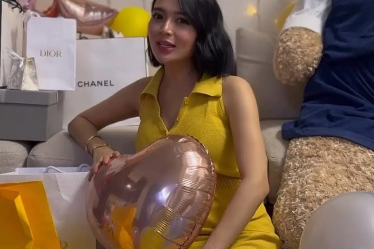 Potret Wika Salim saat membuka kado (Sumber: Instagram/wikasalim)
