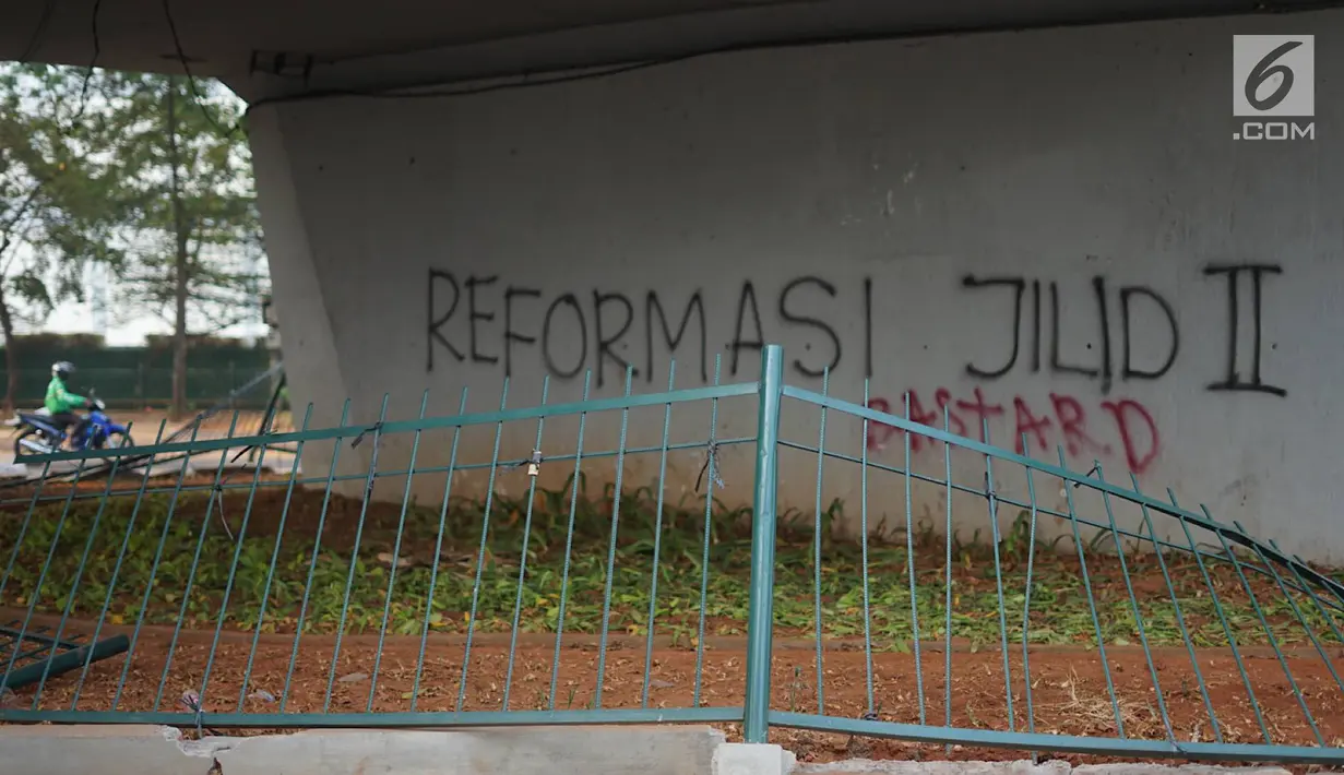 Kondisi pagar yang rusak dan coret-coretan yang  menghiasi tembok di sekitar kawasan Gedung DPR, Jakarta, Rabu (25/9/2019). Aksi menolak RUU yang dianggap bermasalah itu berujung ricuh dan bentrok dengan polisi sehingga menyebabkan sejumlah fasilitas umum rusak. (Liputan6.com/Immanuel Antonius)