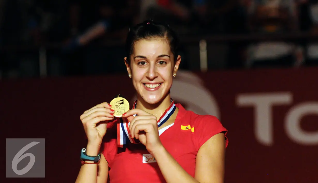 Pebulutangkis Spanyol, Carolina Marin sukses mempertahankan gelar juara dunia bulutangkis tunggal putri usai mengandaskan perlawanan Saina Nehwal (India) di BWF World Championships 2015 di Jakarta, Minggu (16/8/2015). (Liputan6.com/Helmi Fithriansyah)