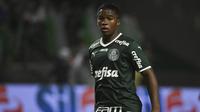 Striker muda Palmeiras,&nbsp;Endrick, resmi menandatangani kontrak dengan Real Madrid. Namun, pemain berusia 16 tahun tersebut baru akan membela El Real pada musim panas 2024. (AFP/Nelson Almeida)