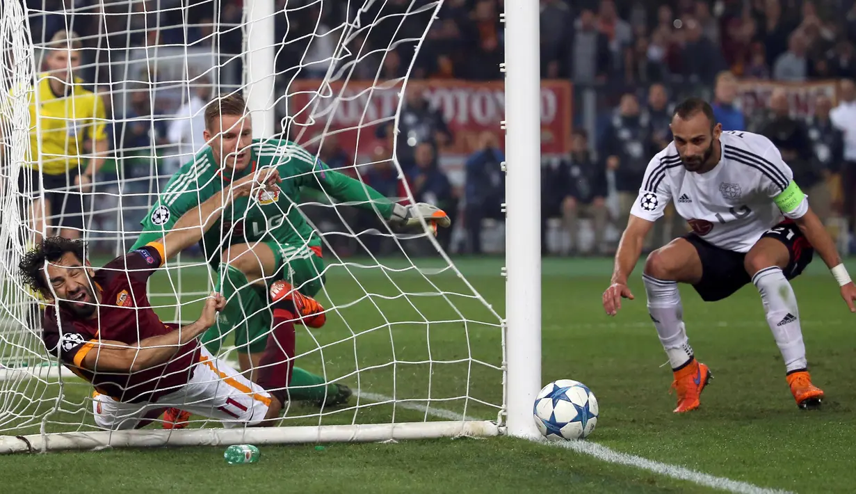 Pemain AS Roma, Mohamed Salah, dilanggar pemain Bayer Leverkusen dalam laga Grup E Liga Champions di Stadion Olimpico, Roma, Kamis (5/11/2015) dini hari WIB. (Reuters/Alessandro Bianchi)