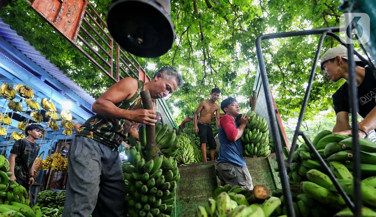 Hal ini dikarenakan banyak warga membeli pisang untuk dijadikan olahan menu buka puasa. (Liputan6.com/Angga Yuniar)