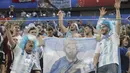 Fans Argentina membentangkan poster Lionel Messi saat merayakan gol sang bintang ke gawang Nigeria pada laga grup D Piala Dunia 2018 di Saint Petersburg Stadium, Saint Petersburg, (26/6/2018). Argentina menang 2-1. (AP/Dmitri Lovetsky)