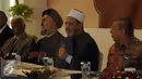 Grand Sheikh Al Azhar, Ahmed Al-Thayyeb (kedua kanan) bersama M Quraish Shihab saat mengunjungi Pusat Studi Al Quran di Pondok Cabe, Tangerang, Selasa (23/2/2016). Ahmed Al-Thayyeb melakukan kunjungan 4 hari di Indonesia. (Liputan6.com/Helmi Fithriansyah)