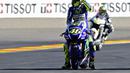 Valentino Rossi melambaikan tangan kepada penggemarnya setelah latihan bebas GP Valencia di Sirkuit Ricardo Tormo, Valencia, Spanyol, (7/11/2015). (AFP Photo/Javier Soriano)