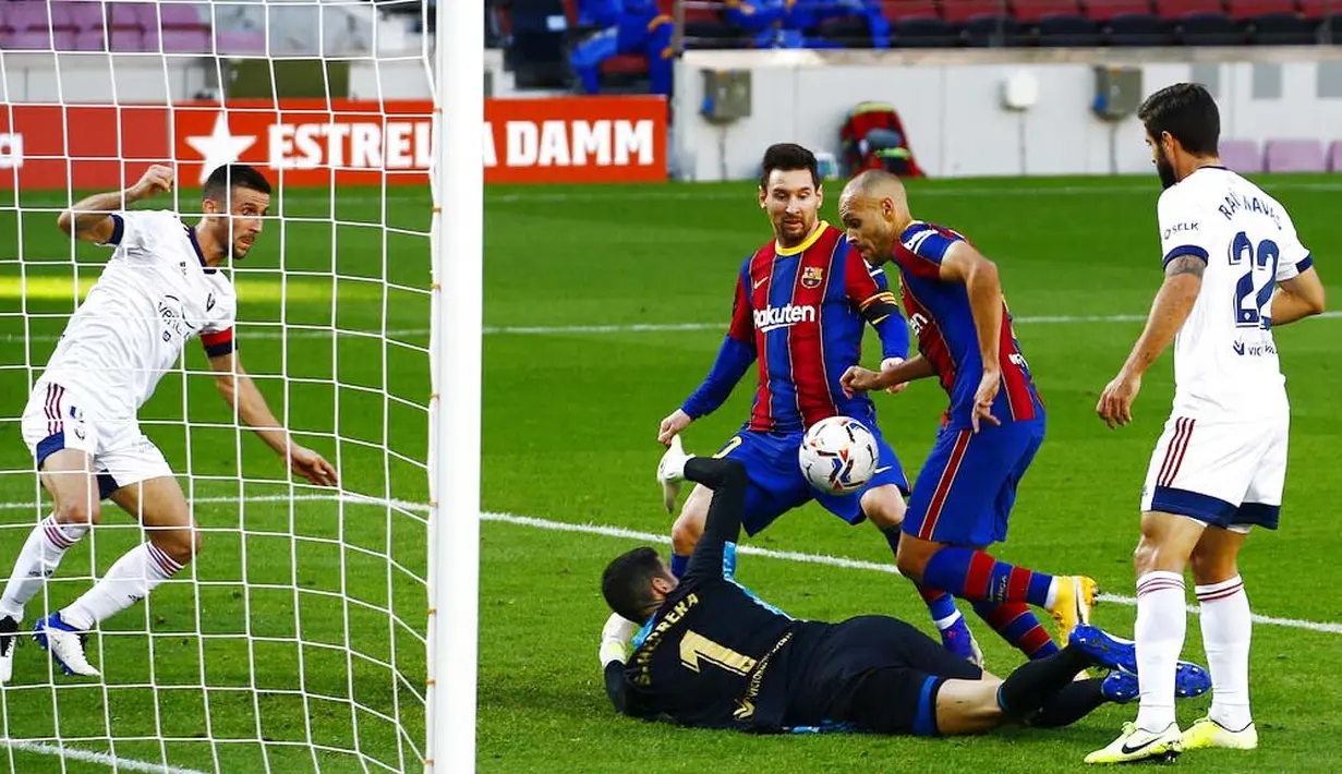 Pemain Barcelona, Martin Braithwaite, mencetak gol ke gawang Osasuna pada laga Liga Spanyol di Stadion Camp Nou,  Minggu (29/11/2020). Barca menang dengan skor 4-0. (AP/Joan Monfort)