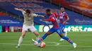 Bek Manchester United, Victor Lindelof berebut bola dengan pemain Crystal Palace, Wilfried Zaha dalam laga Liga Inggris pekan ke-36 di Selhurst Park, London, Kamis (16/7/2020).  MU meraih kemenangan di kandang Crystal Palace dengan skor 2-0. (AP Photo/ Peter Cziborra, Pool)