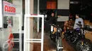 Penggemar motor besar melihat-lihat motor Harley Davidson di showroom PT Mabua Motor Indonesia, Jakarta, Kamis (11/2/2016). PT Mabua Motor Indonesia berkomitmen akan tetap memberikan layanan purna jual, suku cadang, dll. (Liputan6.com/Helmi Fithriansyah)