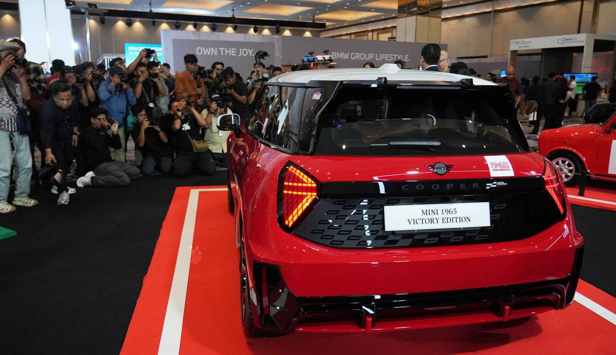 Sebagai edisi terbatas, MINI 1965 Victory Edition hanya dijual sebanyak 16 unit di Indonesia, menjadikannya sebuah koleksi eksklusif bagi para penggemar MINI dan pecinta otomotif. Tampak dalam foto, jurnalis mengambil foto kendaraan listrik MINI 1965 Victory Edition selama acara peluncurannya di Jakarta, Jumat 17 April 2026. (AP Photo/Tatan Syuflana)