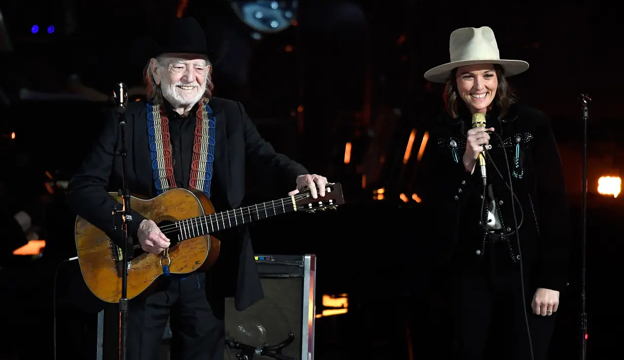 Willie Nelson dan Brandi Carlile saat tampil di atas panggung selama MusiCares Person of the Year 2019 menghormati Dolly Parton di Los Angeles Convention Center, California (8/2). (AFP Photo/Kevork Djansezian)