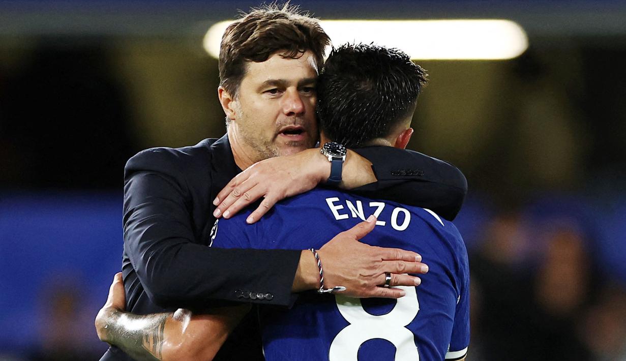 Pelatih Chelsea, Mauricio Pochettino, memeluk Enzo Fernandez setelah laga melawan Luton Town di Stadion Stamford Bridge pada laga pekan ketiga Premier League, Sabtu (26/8/2023). Mauricio Pochettino, mengaku lega timnya sukses memetik tiga poin perdana. (AFP/Henry Nicholls)
