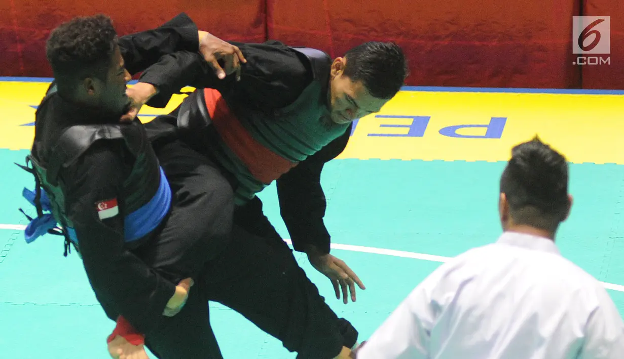 Pesilat Indonesia Aji Bangkit Pamungkas (merah) bertanding melawan pesilat Singapura Sheik Alauddin (biru) dalam babak final Kelas I Putra Asian Games 2018 di TMII, Jakarta, Senin (27/8). Aji berhasil merebut medali emas. (Merdeka.com/Arie Basuki)