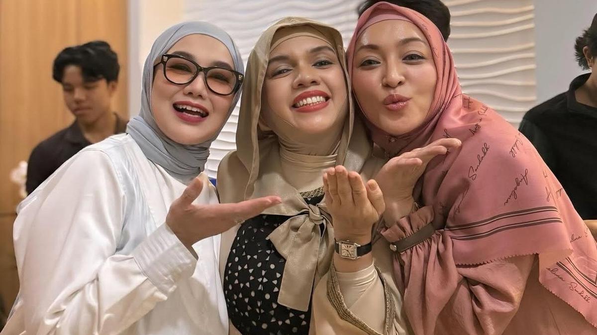 9 Potret Reza Artamevia dan Angelina Sondakh Kini Jadi Nenek, Penuh Kebahagiaan Punya Cucu Baru Lahir