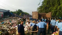 Ratusan prajurit TNI AU bersihkan sampah yang menggunung di sekitar pasar di Pekanbaru. (Liputan6.com/M Syukur)