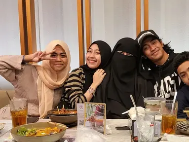 Umi Pipik bersama anak-anaknya, menghabiskan waktu di sebuah restoran untuk makan bersama. (Foto: Instagram/@_ummi_pipik_)