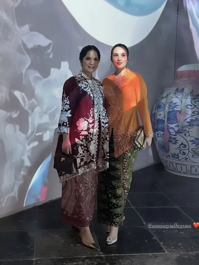 Gaya Ibu Pejabat dan Publik Figur Kenakan Kebaya Mencuri Perhatian saat Pameran Tionghoa. [@chelseaislan]