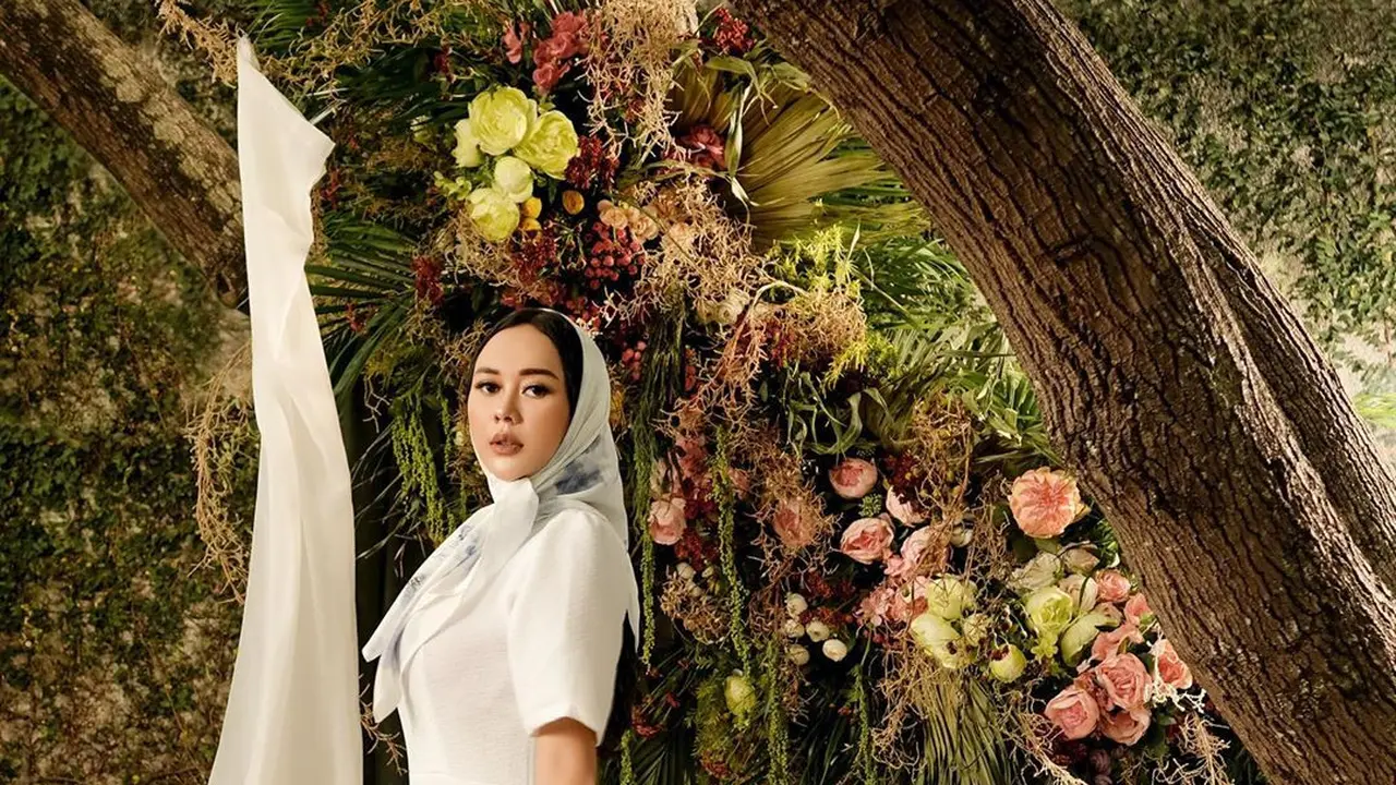 6 Gaya Aura Kasih dalam Balutan Hijab, Bikin Pangling