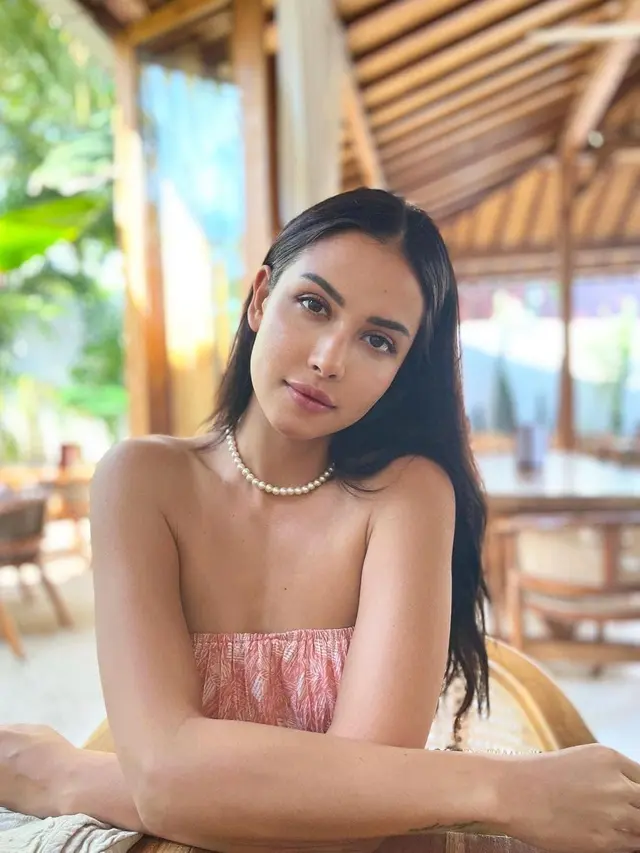 7 Potret Terbaru Estelle Linden, Main Series Baru Bareng Mischa Chandrawinata