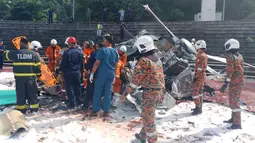 Insiden tersebut terjadi pada Selasa (23/4/2024) sekitar pukul 09.30 waktu setempat di Kota Lumut, Negara Bagian Perak, yang merupakan lokasi pangkalan angkatan laut Kerajaan Malaysia. (Handout/Departemen Pemadam Kebakaran dan Penyelamatan Perak/AFP)
