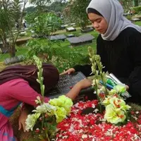 Penggemar berziarah dan memeluk nisan komedian Olga Syahputra (Instagram/@olgalovers_os)