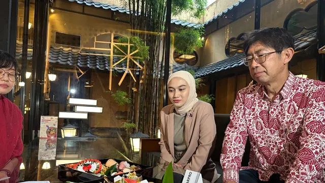 Duta Besar Jepang untuk ASEAN Kiya Masahiko dan Melody Laksani dalam acara promosi kuliner di restoran Jepang di Jakarta, Selasa (21/1/2025). (Liputan6.com/Benedikta Miranti)