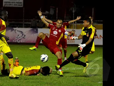 Laga SCM Cup 2015 antara Semen Padang kontra Sriwijaya FC berakhir dengan kemenangan Sriwijaya FC 2-1 di Stadion H Agus Salim, Padang, Senin (19/1/2015). (Liputan6.com/Johan Tallo)