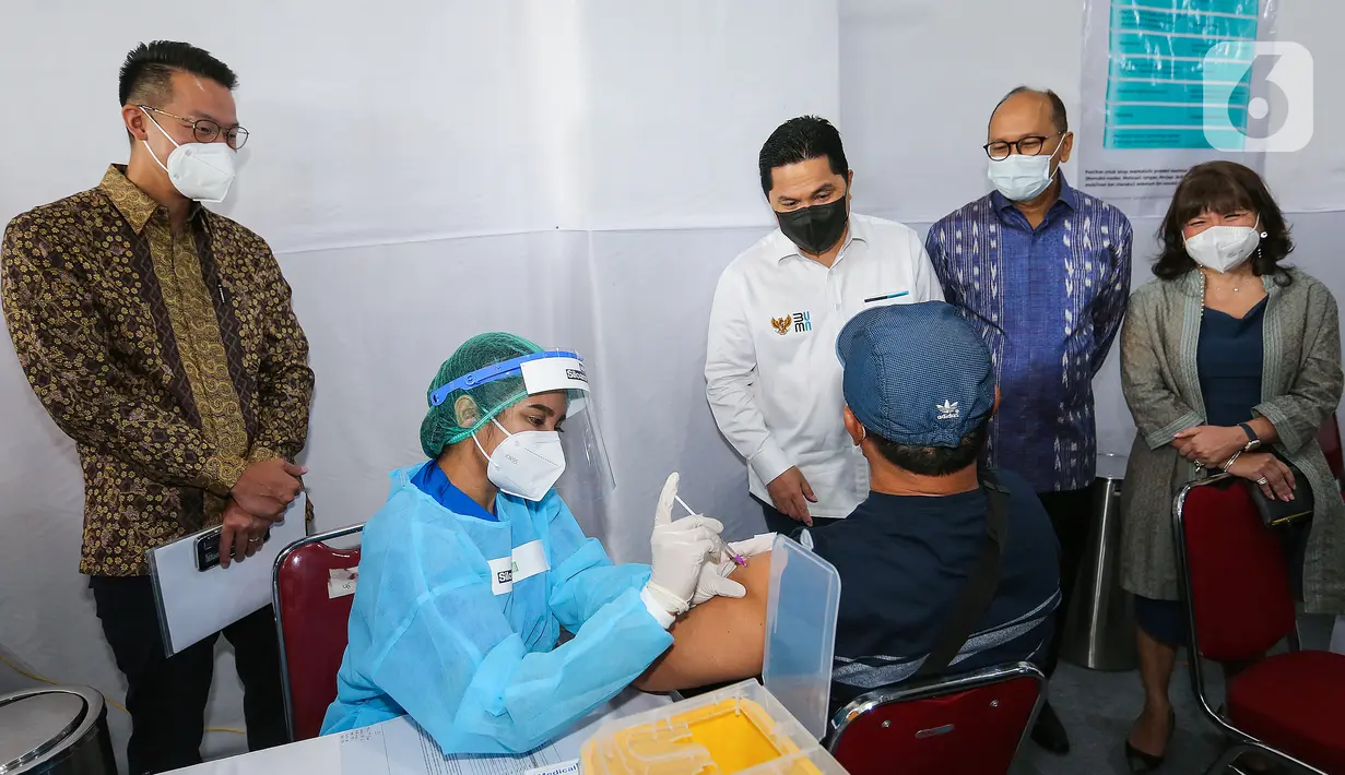 CEO PT. Lippo Karawaci dan Presiden Komisaris PT. Siloam International Hospitals John Riady, Menteri BUMN Erick Thohir, Ketum KADIN Indonesia Rosan P. Roeslani dan Wakil Ketum KADIN Shinta W. Kamdani saat meninjau vaksin gotong royong di Senayan Park, Jakarta (19/5/2021). (Liputan6.com/Fery Pradolo)