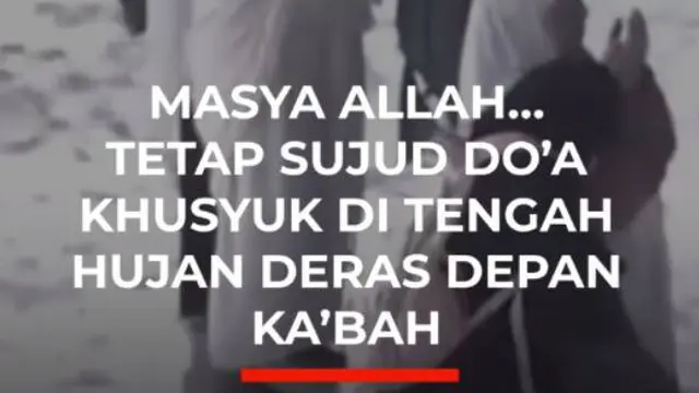 MASYA ALLAH... TETAP SUJUD DO'A KHUSYUK DI TENGAH HUJAN DERAS DEPAN KA'BAH