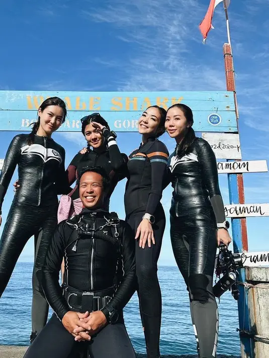 Naysila Mirdad dan Gisella pernah diving bersama di Gorontalo. Keduanya pun tampil dengan busana divingnya. [@naymirdad]