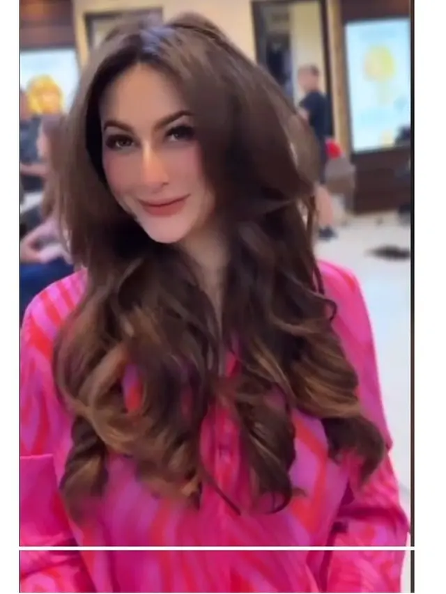 7 Potret Terbaru Diana Punky Tetap Awet Muda di Usia 49 Tahun, Disebut Bak Barbie