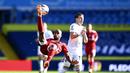 Pemain Fulham, Denis Odoi, melakukan tendangan salto saat melawan Leeds United pada laga Premier League di Stadion Elland Road, Sabtu (19/9/2020). Leeds United menang dengan skor 4-3. (Laurence Griffiths/Pool via AP)