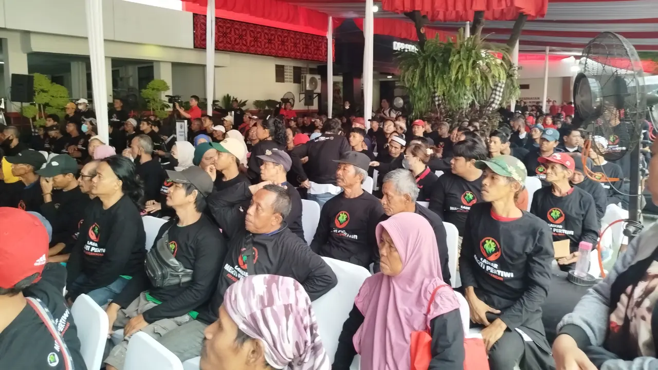 PDI Perjuangan mendengar curhatan hati (curhat) ke sejumlah pemulung yang hadir dalam acara Hari Konservasi Alam bersama PDI Perjuangan, di Kompleks Sekolah Partai, Jakarta Selatan, Sabtu (10/8/2024) (Liputan6.com/Ady Anugrahadi)