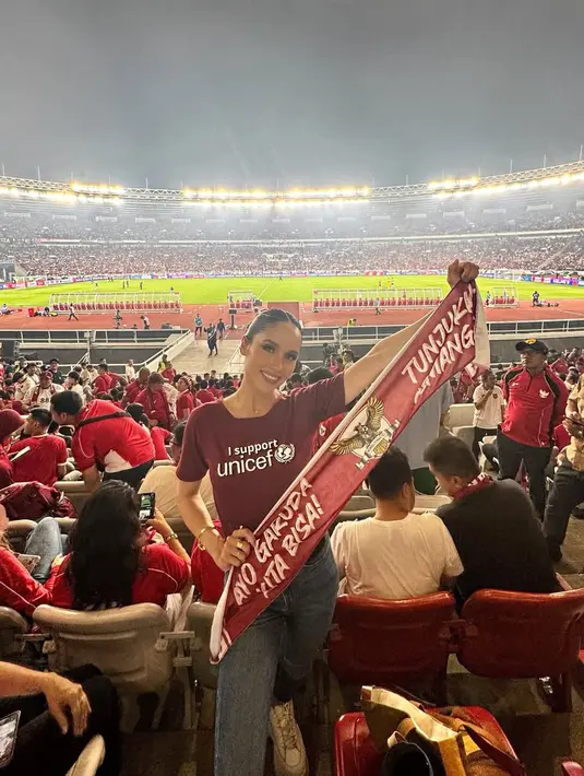 Terlihat juga Cinta Laura dengan kaus Unicef dan celana jeans-nya sembari membentangkan syal bernada semangat untuk Timnas Indonesia. [@claurakiehl].