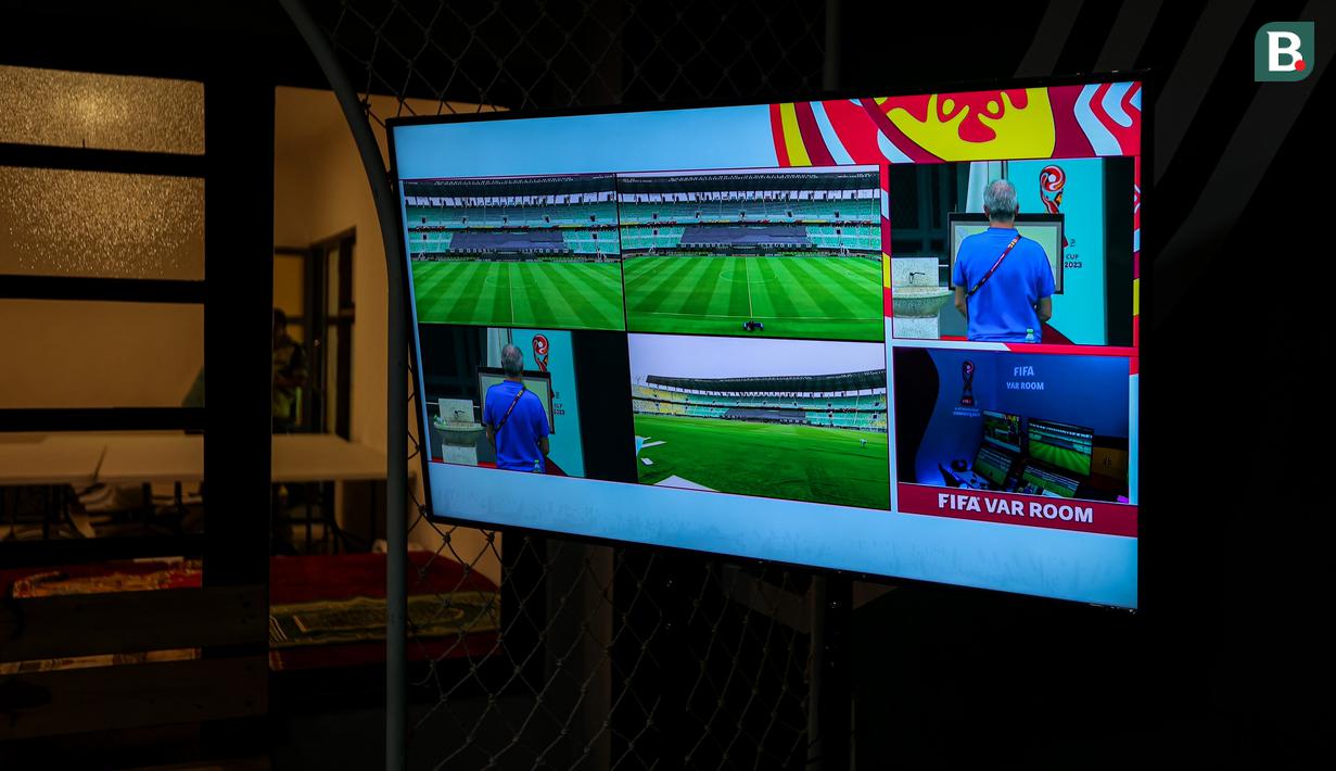 <p>VAR dan teknologi garis gawang akan sangat membantu wasit untuk meminimalisasi kekeliruan dalam pengambilan kebijakan di Piala Dunia U-17 2023. (Bola.com/Bagaskara Lazuardi)</p>