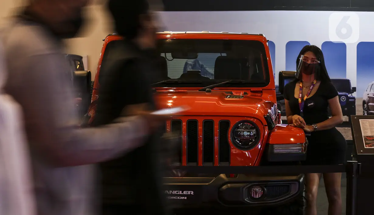 Sales Promotion Girl berdiri dekat mobil yang dipamerkan di Indonesia International Motor Show (IIMS) Hybrid 2021, JiExpo Kemayoran, Jakarta, Kamis (16/4/2021). Pameran otomotif IIMS Hybrid 2021 berlangsung pada 15-25 April. (Liputan6.com/Johan Tallo)
