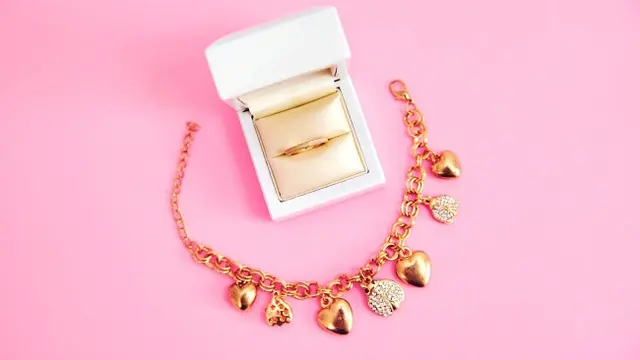 Ilustrasi Gelang Charm (credit: halayalex/freepik)