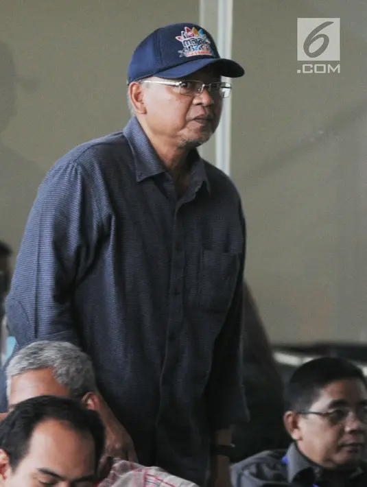 Bupati Malang, Rendra Kresna berada di ruang tunggu untuk menjalani pemeriksaan di Gedung KPK, Jakarta, Senin (15/10). Rendra Kresna menjalani pemeriksaan perdana sebagai tersangka dugaan kasus gratifikasi dan suap. (Merdeka.com/Dwi Narwoko)