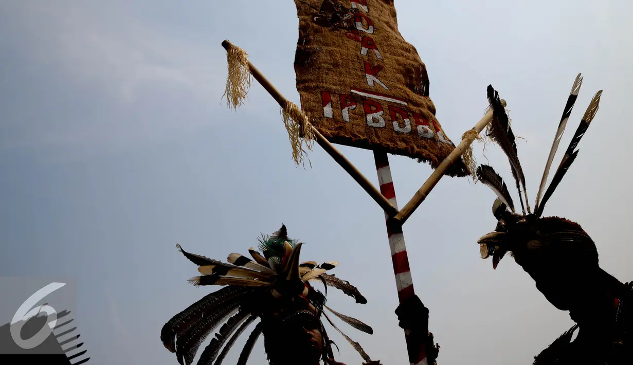 Puluhan warga suku dayak landak mengikuti festival karnaval khatulistiwa di Pontianak, Kalimantan Barat, Sabtu (22/8/2015). Kegiatan ini dalam rangka memperingati Hari Ulang Tahun (HUT) ke-70 Kemerdekaan Republik Indonesia. (Liputan6.com/Faizal Fanani)