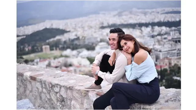 Rayakan Anniversary ke-13, Ini 6 Potret Kemesraan Nana Mirdad dan Andrew White