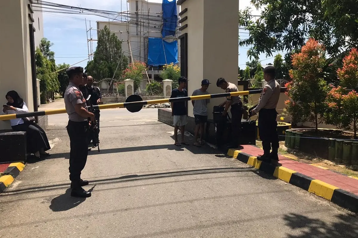 Polda Sulsel terapkan penjagaan ketat di pintu masuk Markas Komando pasca peristiwa bom bunuh diri terjadi di Markas Polrestabes Medan (Liputan6.com/ Eka Hakim)